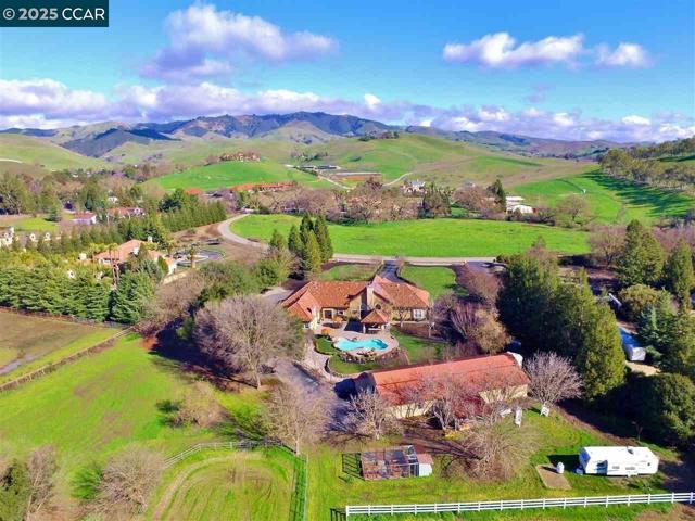 5655 Bruce Dr, San Ramon CA: https://media.crmls.org/mediaz/2795a9a4-2d14-4ddd-b57c-dc51b27bd808.jpg