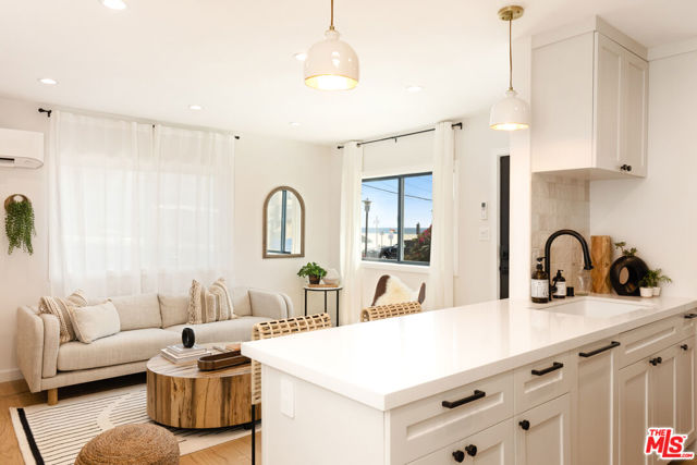 17 Sunset Avenue, Venice CA: https://media.crmls.org/mediaz/27962a81-5e99-4fe2-83d7-101bb623af8f.jpg