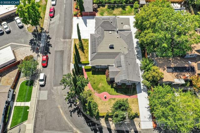 2401 Casa Way, Walnut Creek CA: https://media.crmls.org/mediaz/27981502-6aab-49e4-ab30-651e6b2685bf.jpg