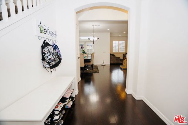 9009 S Calvin Way, Inglewood CA: https://media.crmls.org/mediaz/2798a226-69da-4e61-904a-a179dbbec760.jpg