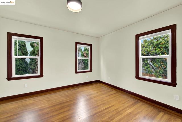 971 34Th St, Richmond CA: https://media.crmls.org/mediaz/2798e887-9062-4c64-ae3f-bbf68909ee8c.jpg