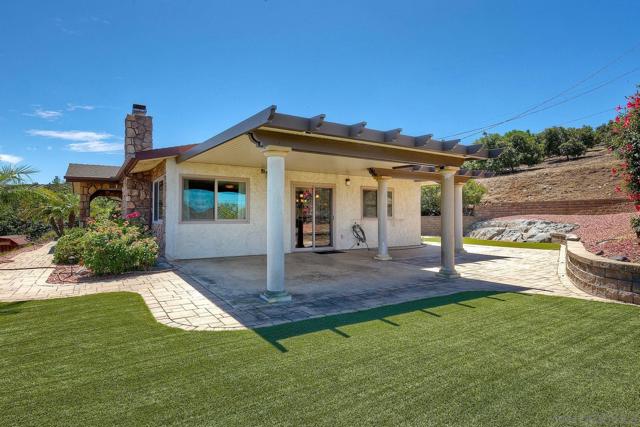 1070 El Paseo, Vista CA: https://media.crmls.org/mediaz/27992202-5771-4ea2-985b-047d5ff3d72a.jpg