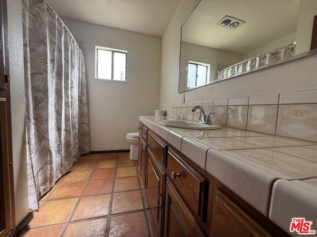 33931 Hanawalt Road, Agua Dulce CA: https://media.crmls.org/mediaz/279937bb-2b22-4b0e-99d0-800c144d417f.jpg