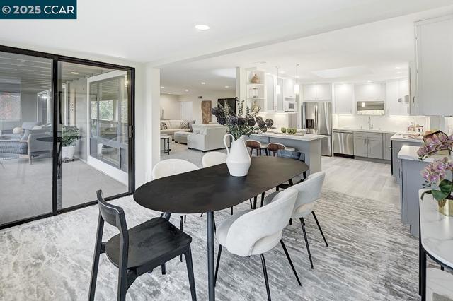 2900 Tice Creek Dr, Walnut Creek CA: https://media.crmls.org/mediaz/27998b8b-18a8-4f99-be56-c4a867815066.jpg