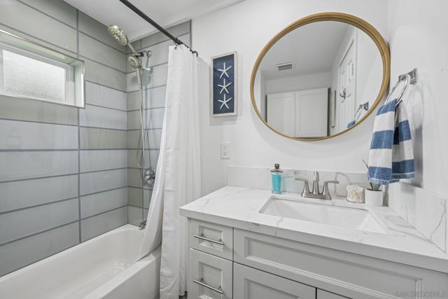 215 N Granados Ave, Solana Beach CA: https://media.crmls.org/mediaz/27999028-7457-4b80-aaa0-df5c055bc507.jpg