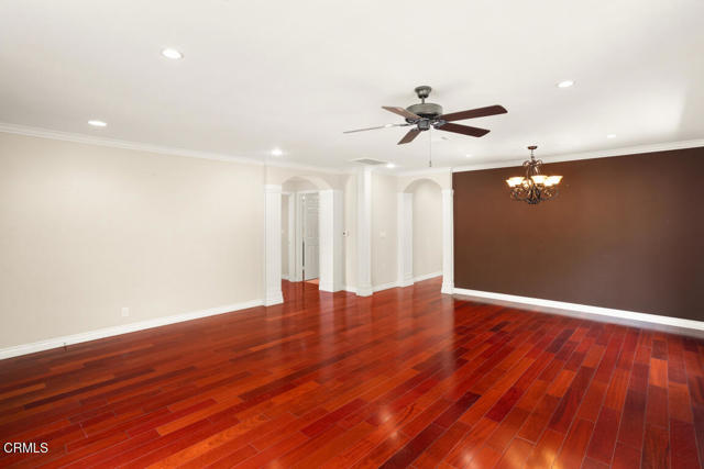 4841 Crown Avenue, La Canada Flintridge CA: https://media.crmls.org/mediaz/279a53df-30cd-4073-a174-c59757efa9b5.jpg