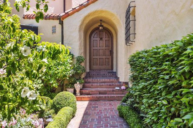 2307 Easton Drive, Burlingame CA: https://media.crmls.org/mediaz/279b5116-a1b1-47d2-909b-dbd367e50fe5.jpg