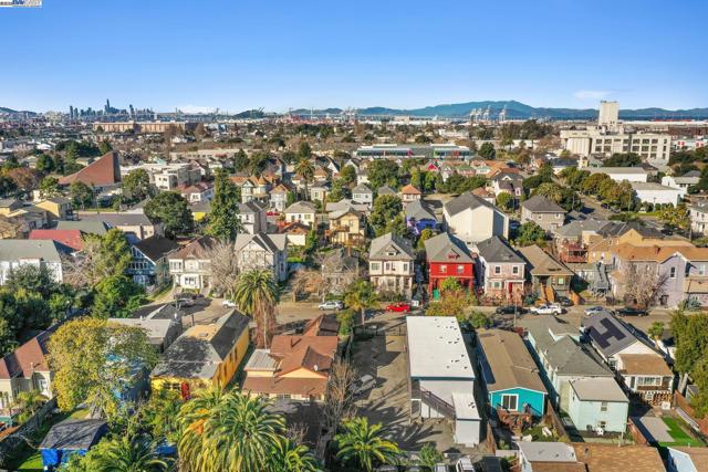 1108 Chestnut St, Oakland CA: https://media.crmls.org/mediaz/279c70e9-d354-4e8c-9d24-31de1898d7e2.jpg
