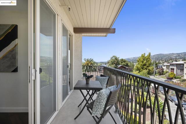 5405 Carlton St, Oakland CA: https://media.crmls.org/mediaz/279cf627-091f-4ca3-81b1-58aee352f7c0.jpg