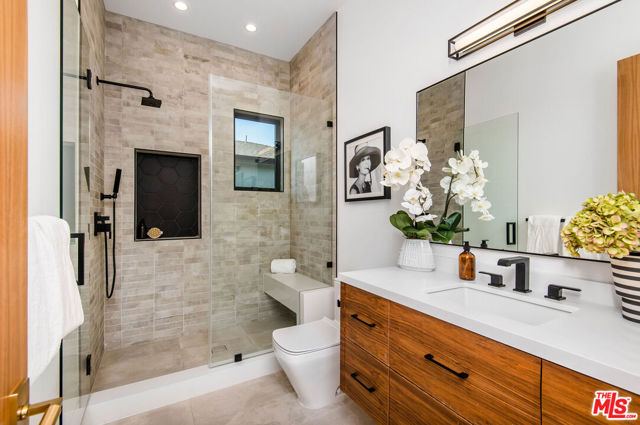 4544 Woodley Avenue, Encino CA: https://media.crmls.org/mediaz/279d132e-02e1-4399-a889-2bd86edd2211.jpg