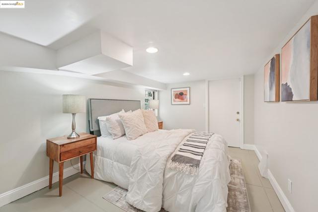 2002 Chestnut St, Oakland CA: https://media.crmls.org/mediaz/279d48c7-6466-4e64-b675-88c91ebbddf4.jpg