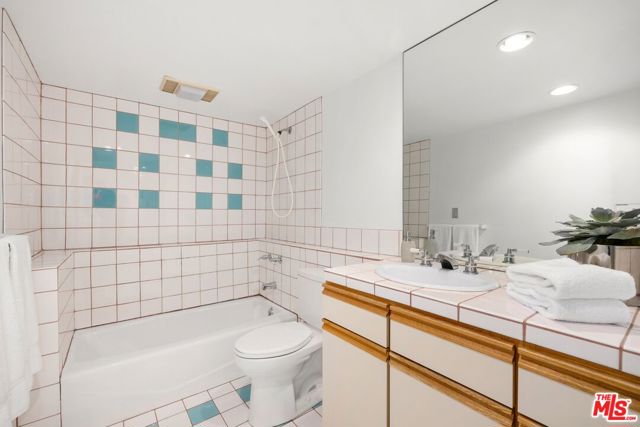 2477 Canyon Oak Drive, Los Angeles CA: https://media.crmls.org/mediaz/279d48ed-a31c-401b-a418-9920e44b1f03.jpg