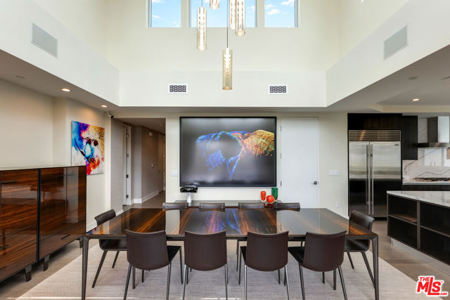 460 N Palm Drive, Beverly Hills CA: https://media.crmls.org/mediaz/279f0f63-0001-4247-8ff9-4c01bbd580cd.jpg