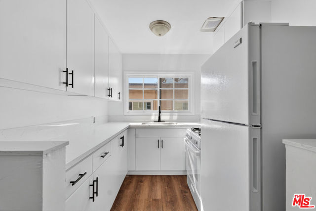 4777 San Vicente Boulevard, Los Angeles CA: https://media.crmls.org/mediaz/279f75b3-7f71-4d4b-a8dc-c9a98a7cb9df.jpg