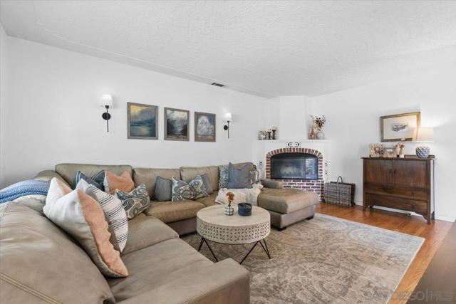 903 Moana Dr, San Diego CA: https://media.crmls.org/mediaz/279f8221-846b-4d5e-863b-aa3a59c25586.jpg