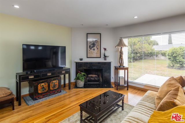 5812 Noble Avenue photo 3