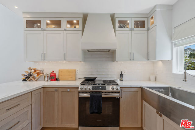 1152 S Windsor Boulevard, Los Angeles CA: https://media.crmls.org/mediaz/27a01ab3-f9fc-4799-b37f-2e19f012d810.jpg