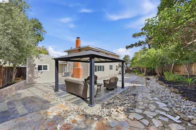 11593 Ladera Ct, Dublin CA: https://media.crmls.org/mediaz/27a01f88-d6bb-4840-ab1d-489f236deb1b.jpg