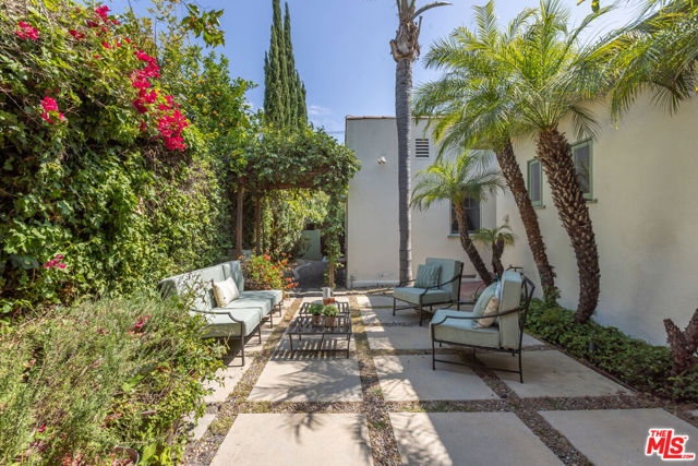 7361 Oakwood Avenue, Los Angeles CA: https://media.crmls.org/mediaz/27a020fb-edee-4ec2-94c6-a027d219100f.jpg