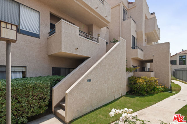221 McAfee Court, Thousand Oaks CA: https://media.crmls.org/mediaz/27a07a18-ed9c-42c7-9eae-302bfe2a6a04.jpg