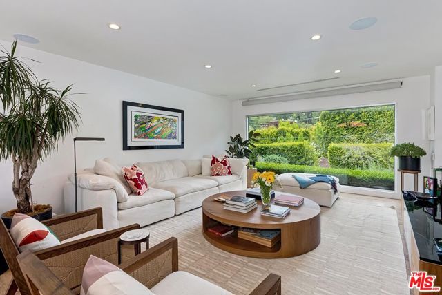 9792 Oak Pass Road, Beverly Hills CA: https://media.crmls.org/mediaz/27a0c331-9c23-4d9c-8cd1-fb1120932dac.jpg