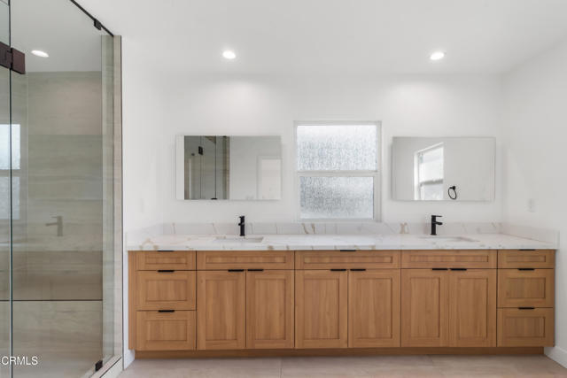 Detail Gallery Image 13 of 27 For 3880 Shadow Grove Rd, Pasadena,  CA 91107 - 3 Beds | 3/1 Baths