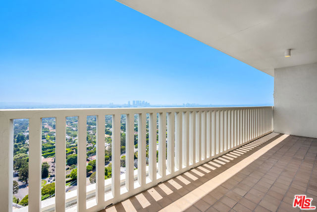 9255 Doheny Road, West Hollywood CA: https://media.crmls.org/mediaz/27a14410-fa68-49cb-95c7-7551fc1d8647.jpg