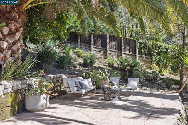 40 Las Palomas, Orinda CA: https://media.crmls.org/mediaz/27a146d7-a458-47fc-8895-126fbc3bcb58.jpg