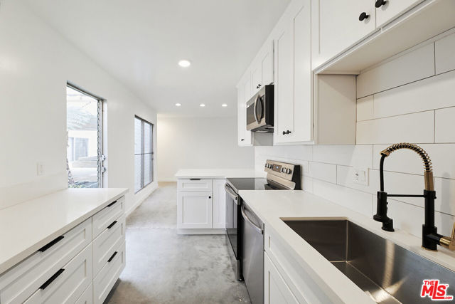 305 San Vicente Boulevard, Santa Monica CA: https://media.crmls.org/mediaz/27a15428-5694-46f8-942a-bd9b923dd818.jpg