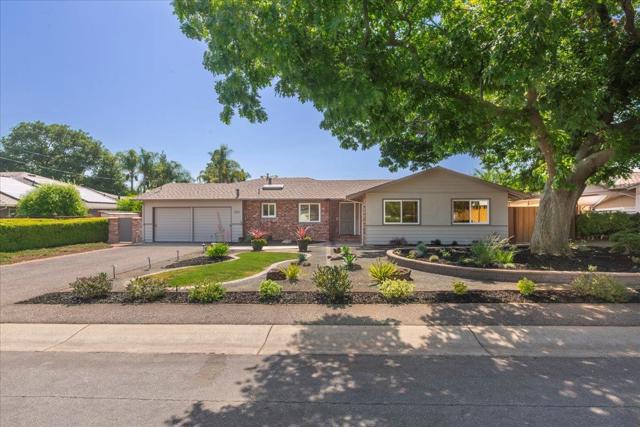 539 Los Ninos Way, Los Altos CA: https://media.crmls.org/mediaz/27a1d855-00b6-47b0-a215-f93247bc5e5a.jpg