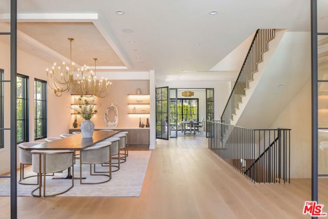 3935 Rhodes Avenue, Studio City CA: https://media.crmls.org/mediaz/27a1f148-7154-4eb4-9bac-57d7c2a4da84.jpg