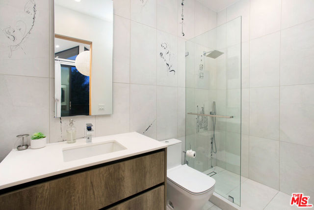 4527 Simpson Avenue, Studio City CA: https://media.crmls.org/mediaz/27a23e64-585f-4e48-b551-aadc120b2ed1.jpg