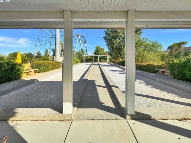 337 Upton Pyne Dr, Brentwood CA: https://media.crmls.org/mediaz/27a25c90-967c-45c7-b043-0fdc07594392.jpg