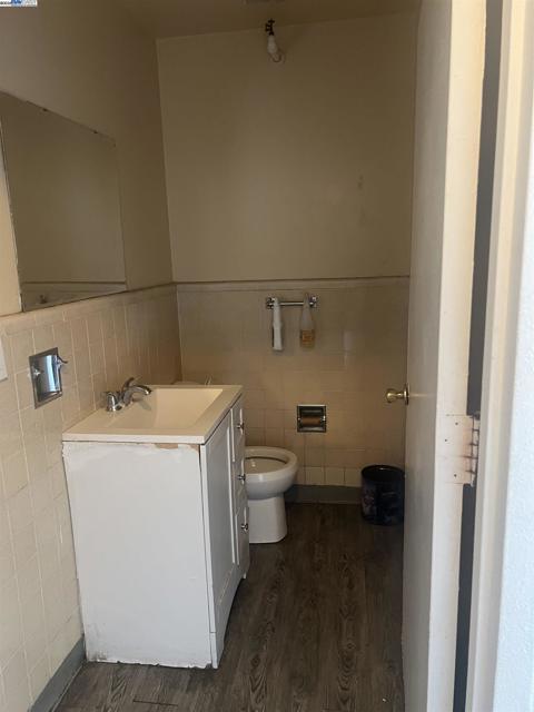 4201 West St, Oakland CA: https://media.crmls.org/mediaz/27a31519-a493-42a1-8e86-e8767036b301.jpg