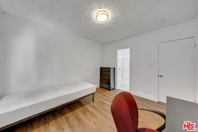 1286 W 39th Place, Los Angeles CA: https://media.crmls.org/mediaz/27a31fb2-3fb5-4cd8-a4d4-734e51d33d50.jpg