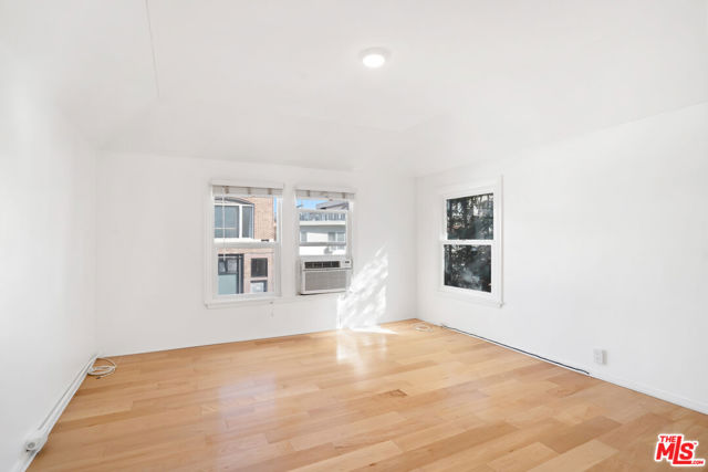29 Brooks Avenue, Venice CA: https://media.crmls.org/mediaz/27a3a314-7c7c-40ba-9fc7-f3eece1edfdb.jpg