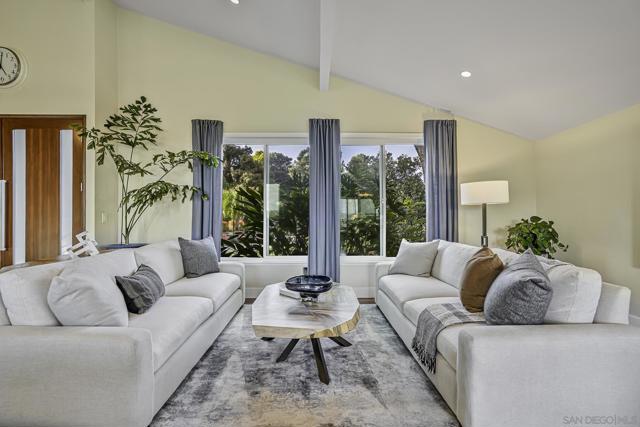 12902 Biscayne Cove, Del Mar CA: https://media.crmls.org/mediaz/27a3daee-2905-4c15-badd-681891a2d214.jpg