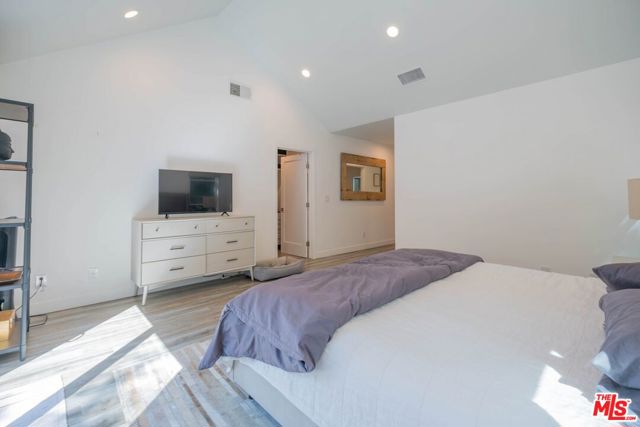 2760 E Glenoaks Boulevard, Glendale CA: https://media.crmls.org/mediaz/27a4d026-1f45-4285-9985-9af067f901ba.jpg