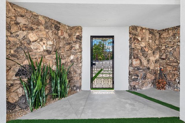 2320 S Via Lazo, Palm Springs CA: https://media.crmls.org/mediaz/27a546db-f979-4238-a5fe-7d64c466294f.jpg