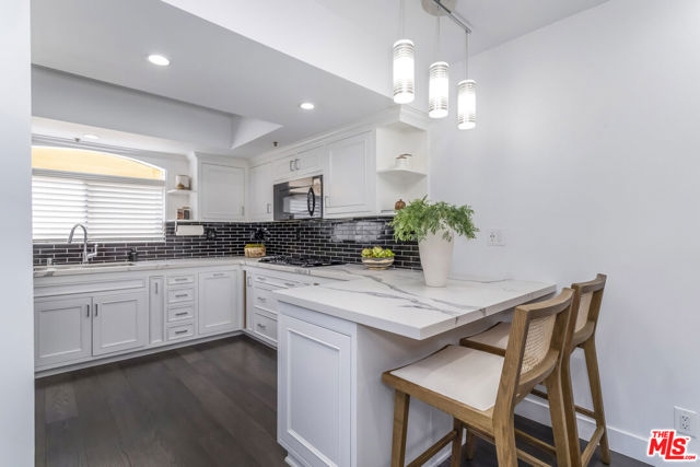 410 S Barrington Avenue, Los Angeles CA: https://media.crmls.org/mediaz/27a54de2-64fc-4fc5-84e0-b885c3458976.jpg