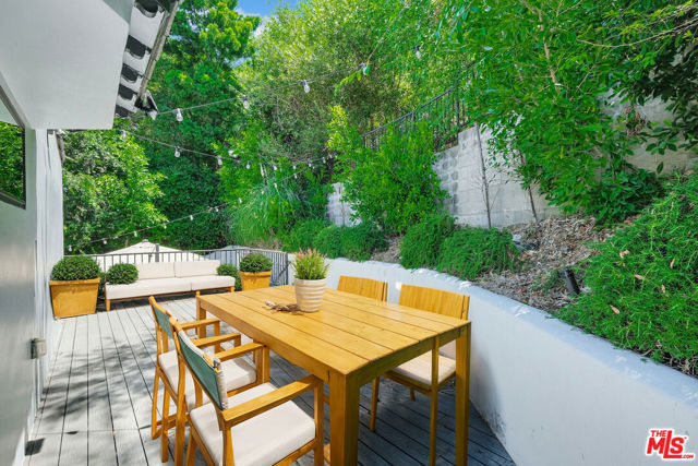 3236 Primera Avenue, Los Angeles CA: https://media.crmls.org/mediaz/27a5ae56-a417-4c9d-aa23-38ce74485e13.jpg