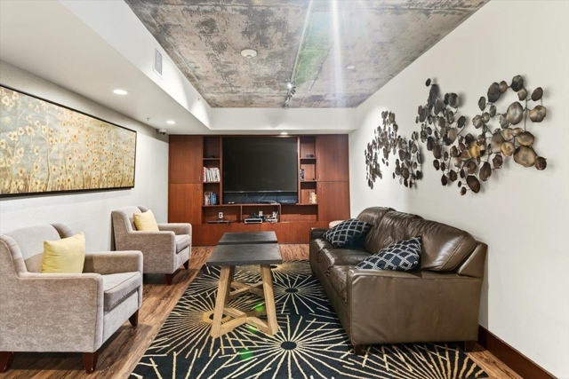 311 Oak St, Oakland CA: https://media.crmls.org/mediaz/27a5d95d-d266-4c5b-bbd8-86cb4dd3a43e.jpg