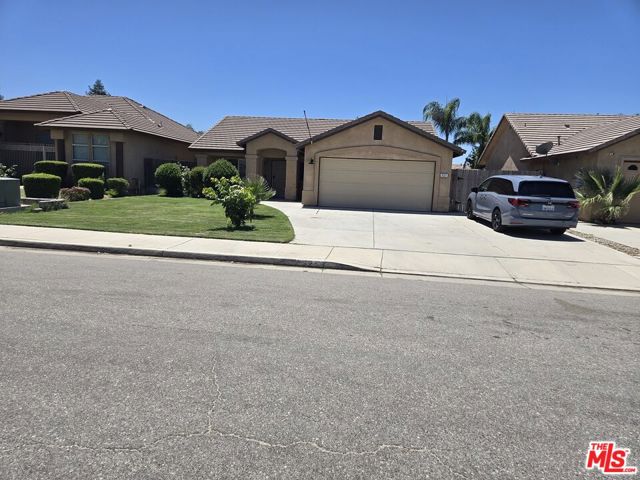 527 Shady Meadow Court, Bakersfield CA: https://media.crmls.org/mediaz/27a613af-6ae9-41e3-9a94-1815137af80f.jpg
