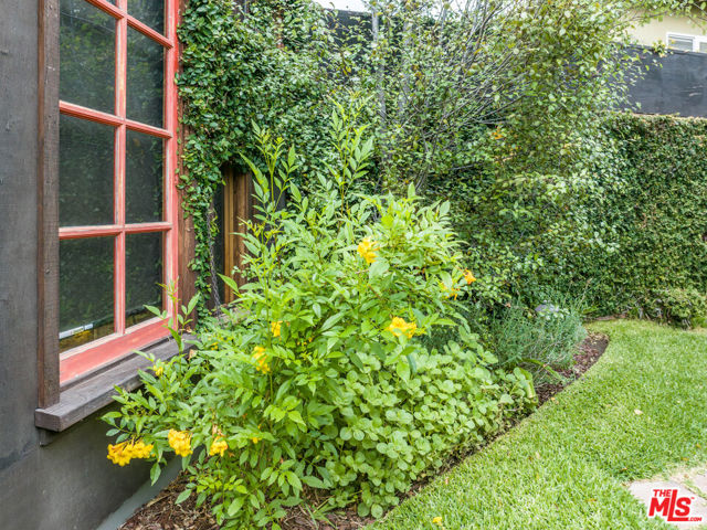 10739 Jefferson Boulevard, Culver City CA: https://media.crmls.org/mediaz/27a65884-bb9a-41da-8585-b9cba7301bcb.jpg