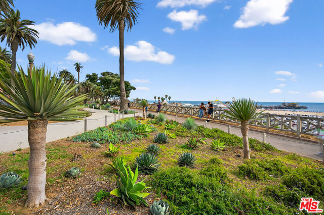 1101 Lincoln Boulevard, Santa Monica CA: https://media.crmls.org/mediaz/27a689c5-1383-4b35-965c-36d7eba999d1.jpg