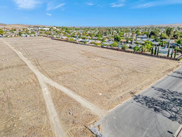 101 Amador Street, Avenal CA: https://media.crmls.org/mediaz/27a6c4bd-39f9-4333-a728-e9e9016e27a7.jpg