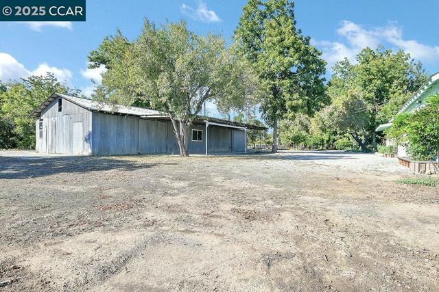 2280 Concord Ave, Brentwood CA: https://media.crmls.org/mediaz/27a73888-3b48-4bc1-a1e8-8560bf1d9c83.jpg