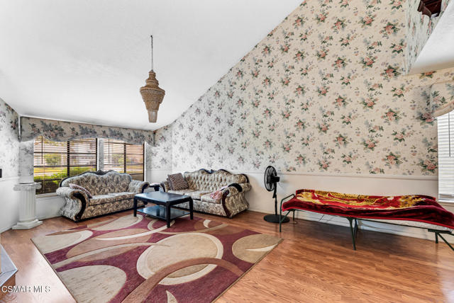 7565 Melvin Avenue, Reseda CA: https://media.crmls.org/mediaz/27a73f70-d7ca-4429-ad12-150299017cf6.jpg