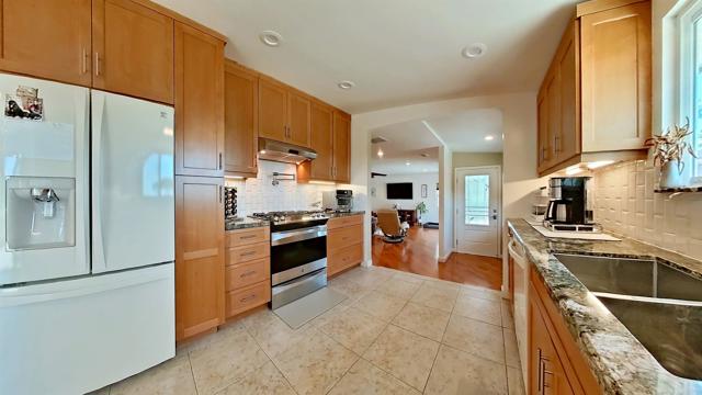 Detail Gallery Image 6 of 27 For 1150 Marine View Dr, Vista,  CA 92081 - 3 Beds | 3/1 Baths