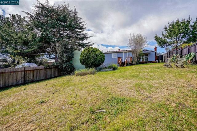 742 La Paloma Rd, El Sobrante CA: https://media.crmls.org/mediaz/27a7bfe4-972f-4073-a455-e349c27913a2.jpg